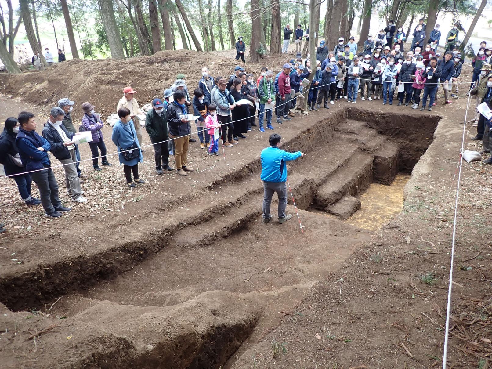 発掘調査現地説明会の様子