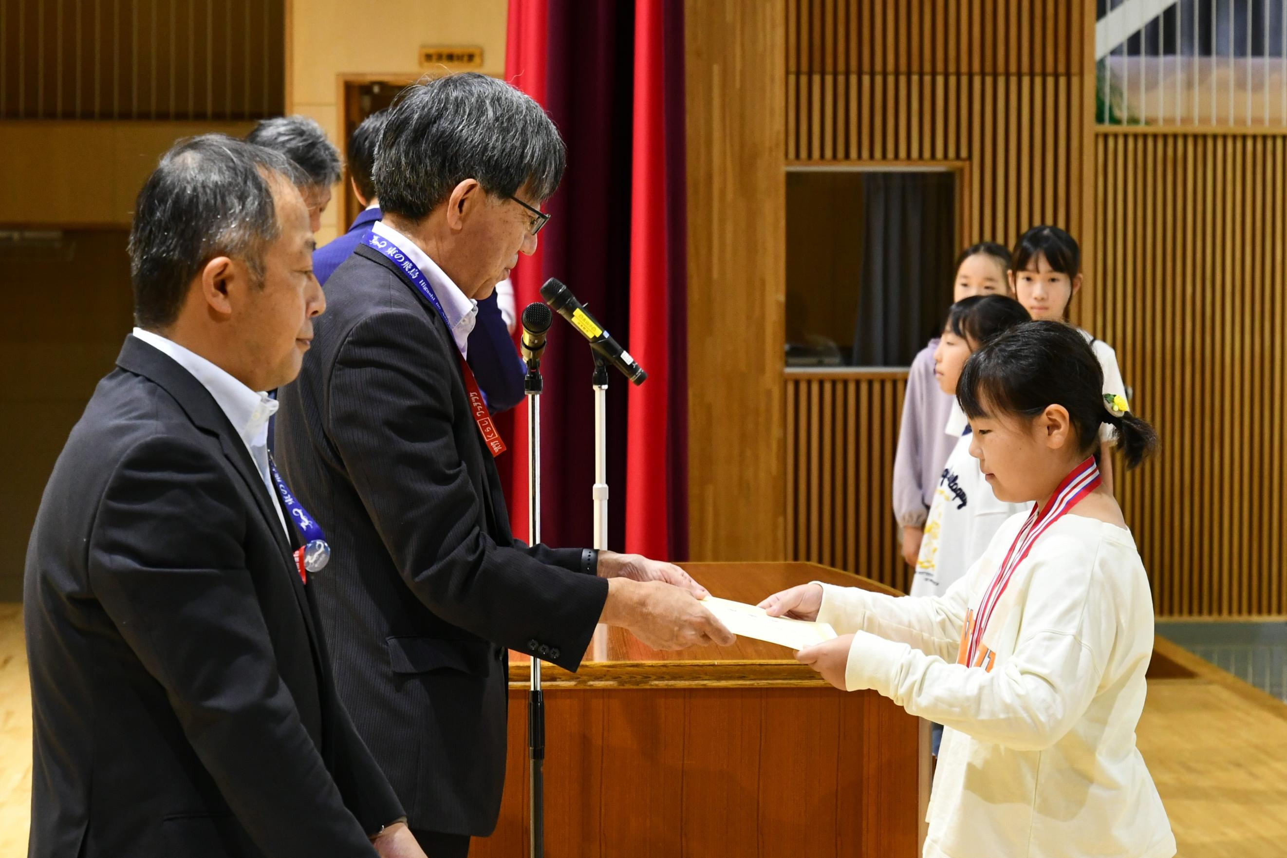 賞状を授与される児童の様子