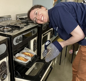 写真：きれいに焼けたケーキを見て、笑顔のウィルペルトさん