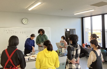 写真：参加者に手本を見せるリザ先生