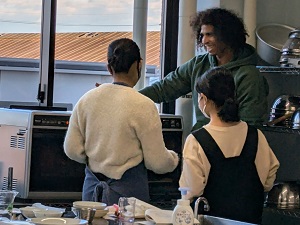 写真：参加者にオーブンの使い方を案内するバックさん