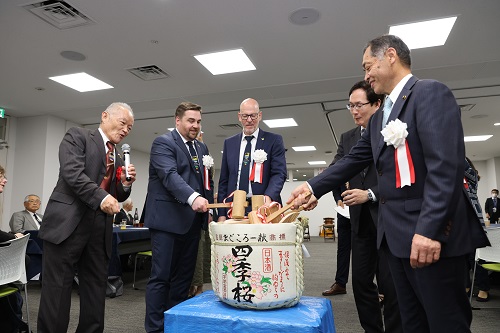 鏡開きをおこなう両市長と議長