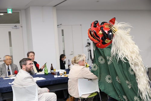 獅子舞に見入るディーツヘルツタール訪問団メンバー