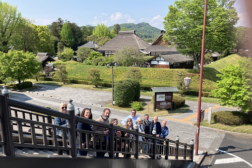 足利学校を見下ろす歩道橋にて