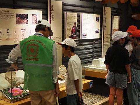 館内見学の様子