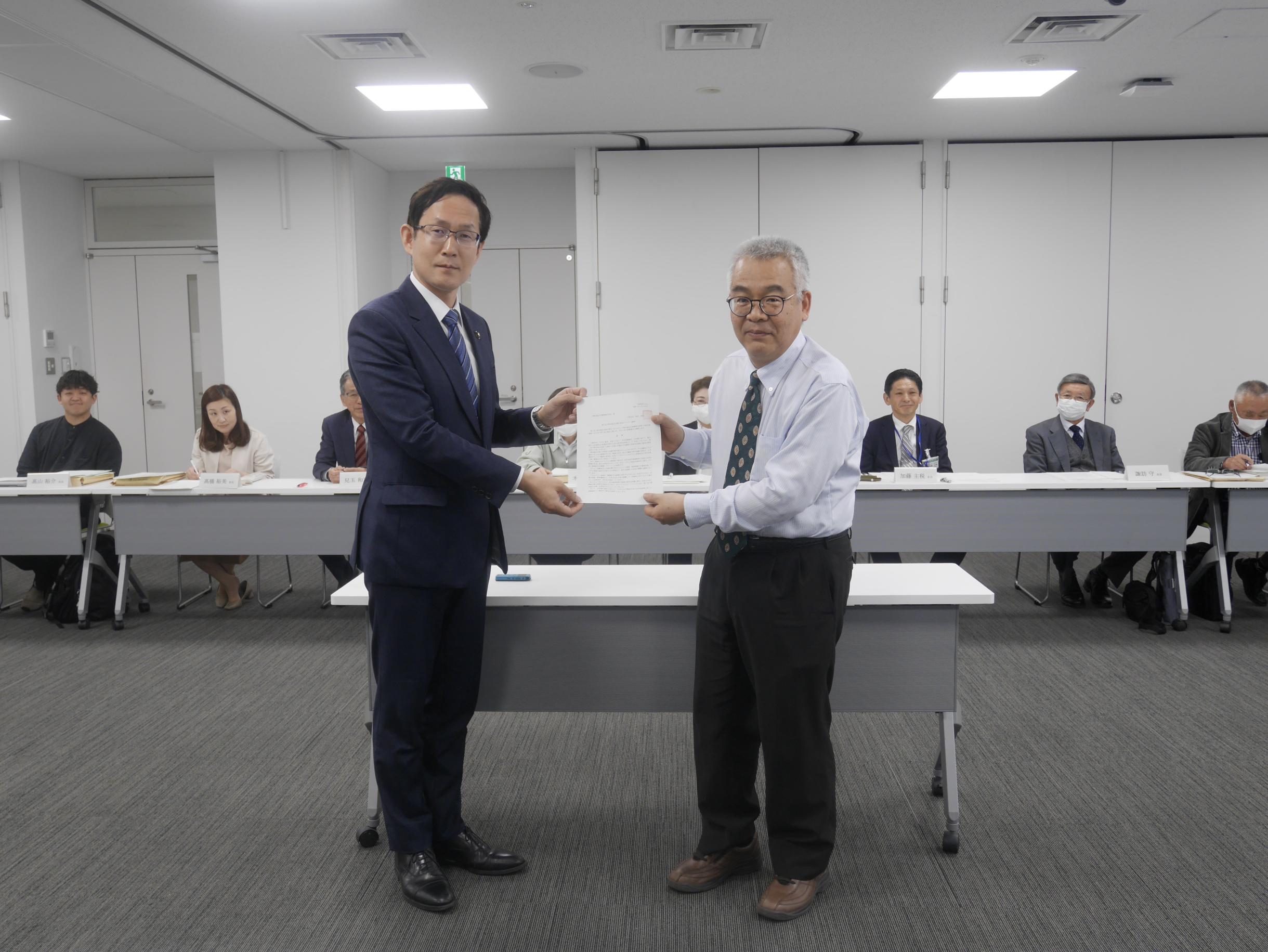 中村会長に諮問書を渡す坂村市長の写真