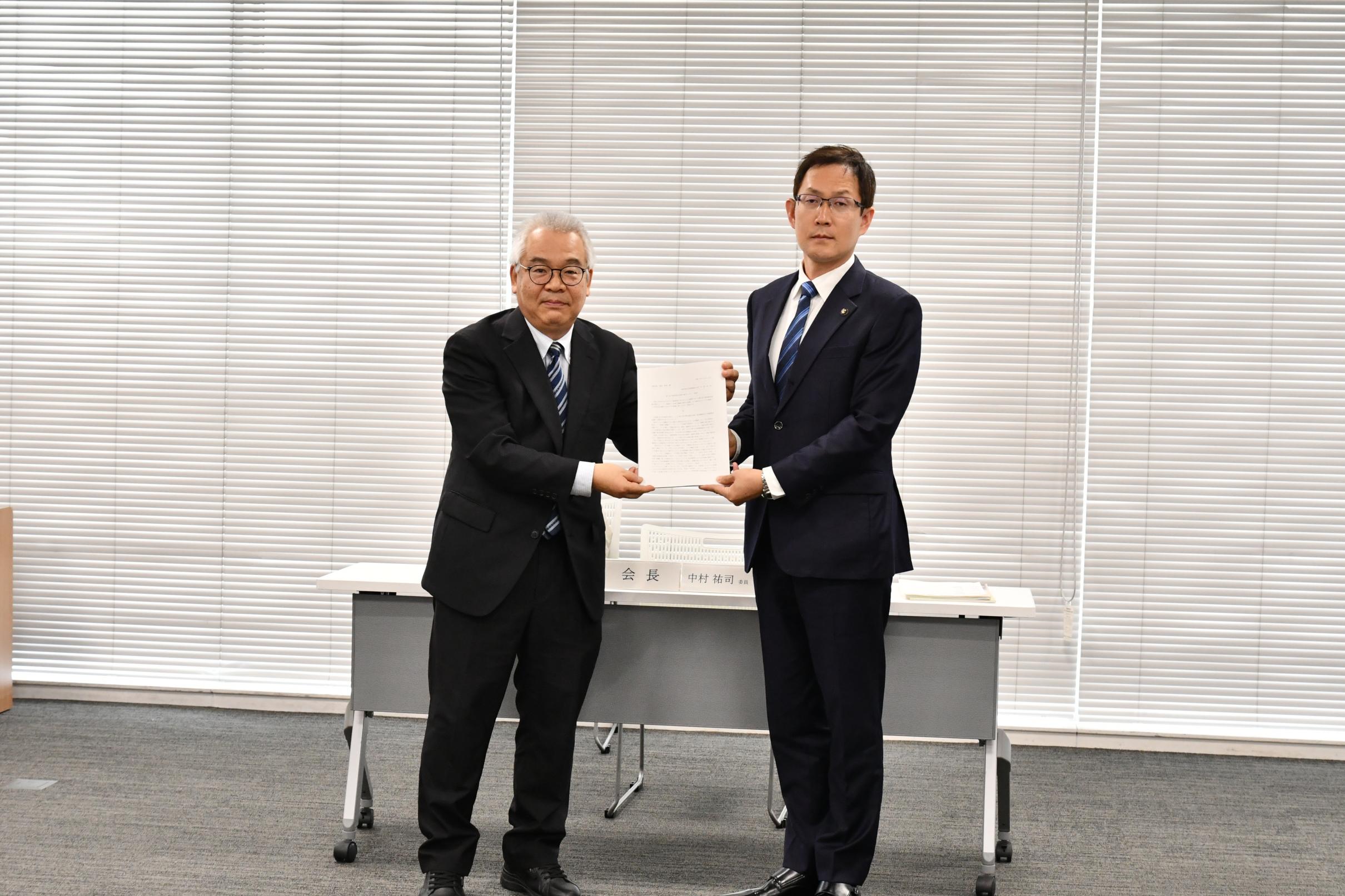 坂村市長に答申書を手渡す中村会長の写真