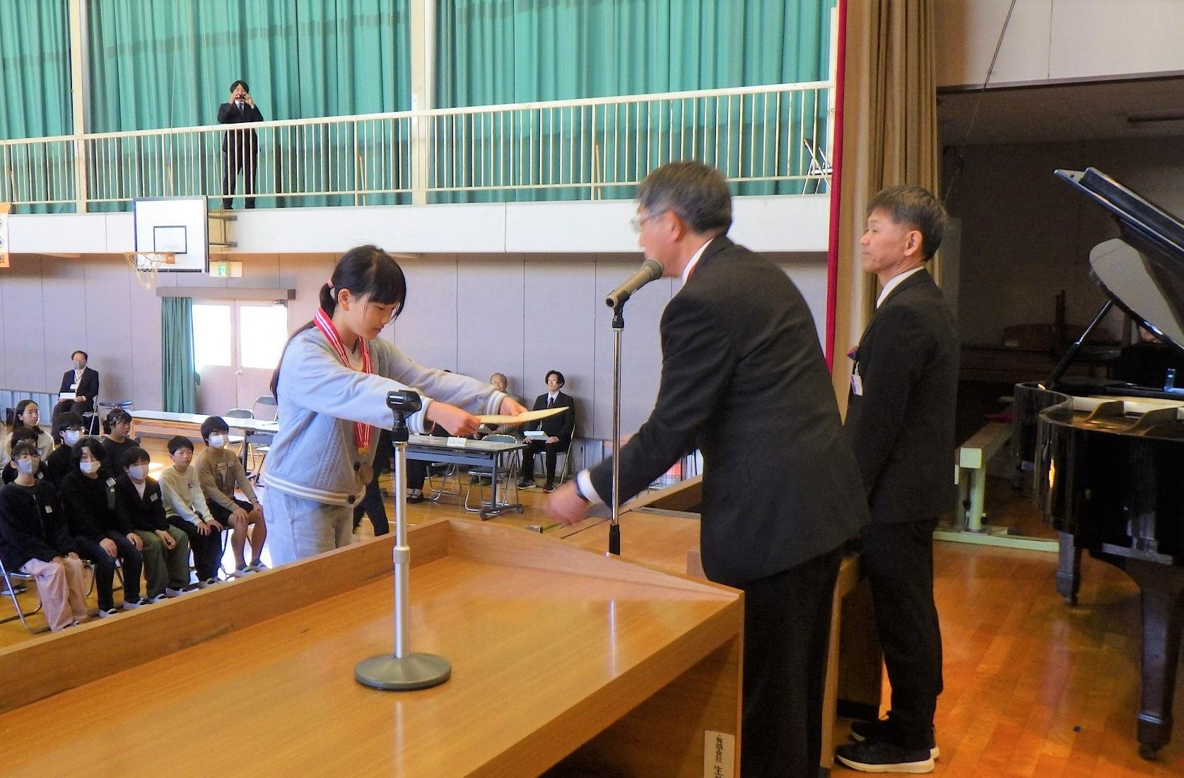 国分寺小児童表彰の様子（2）