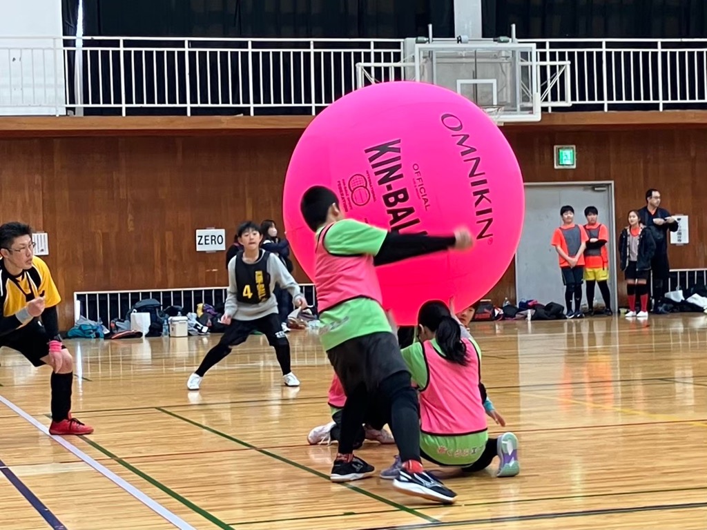 キンボールスポーツのプレー時の写真