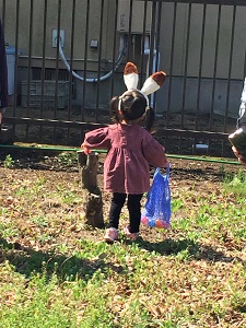 うさぎの耳をつけた子ども