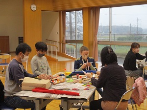 親子で協力して作業する様子