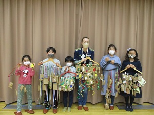 完成したアドベンツカレンダーを持ってウィルペルトさんと記念撮影