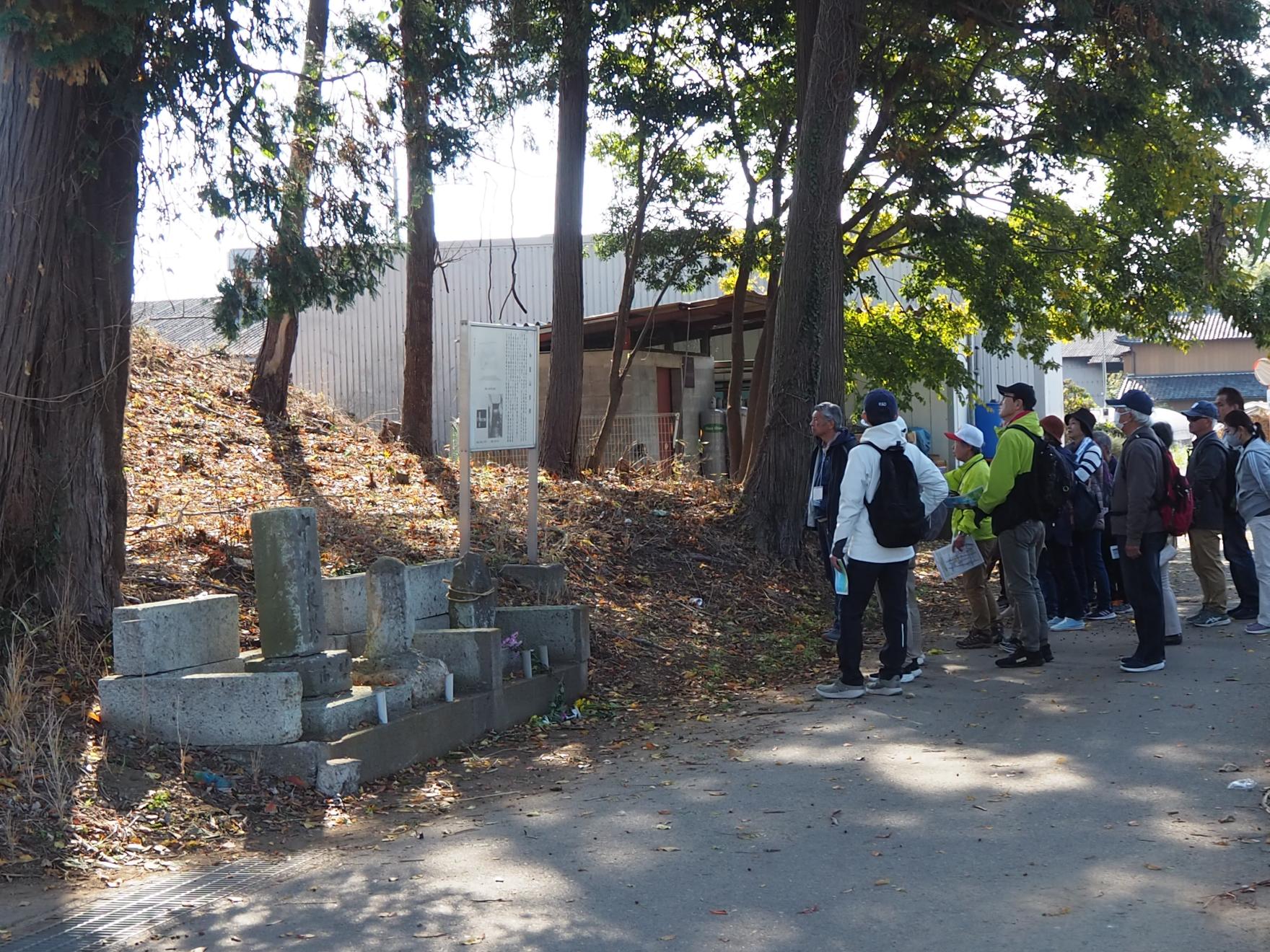 御鷲山古墳での案内